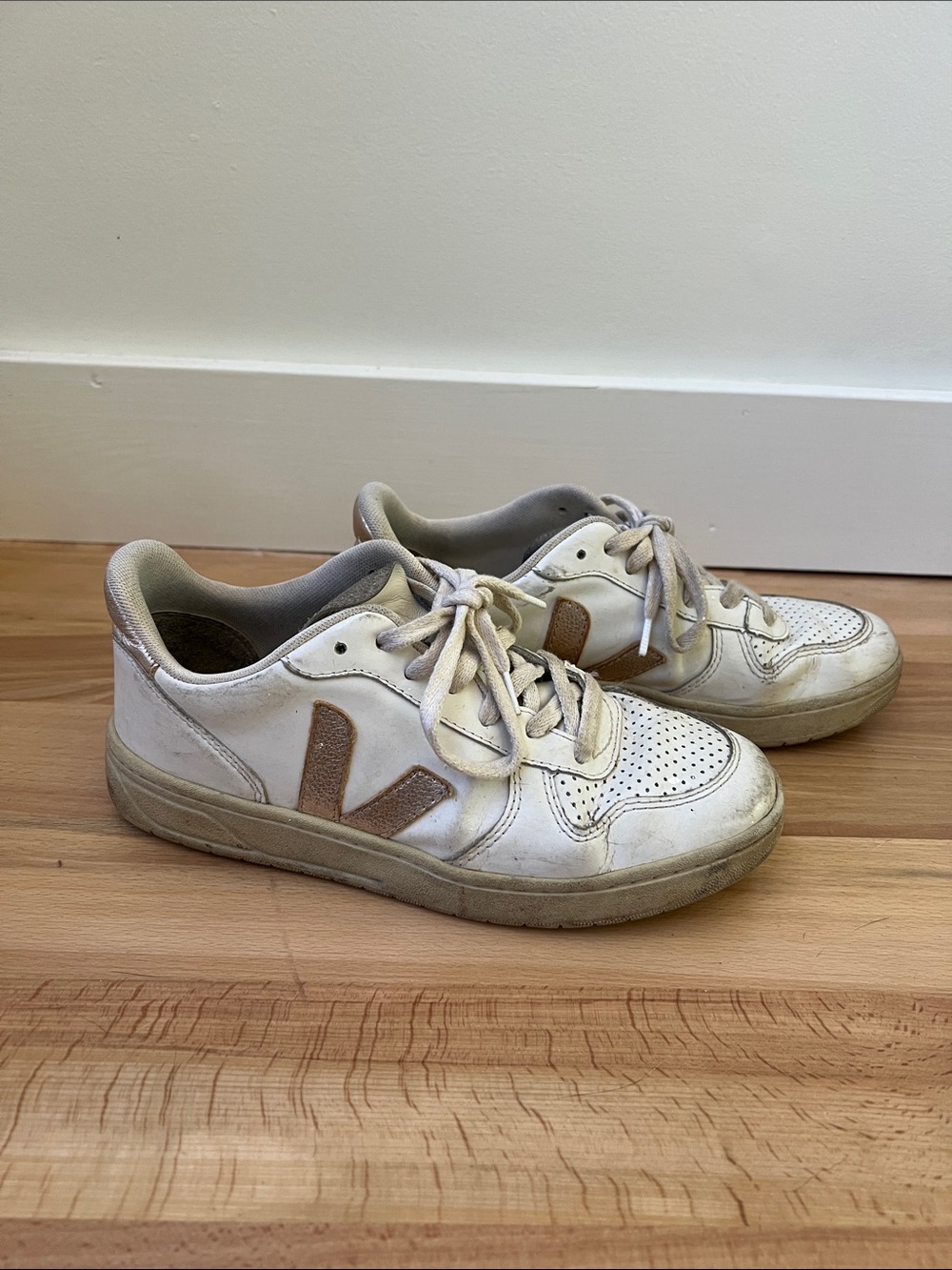 V-10 Leather Veja Sneakers, white with gold V Logo